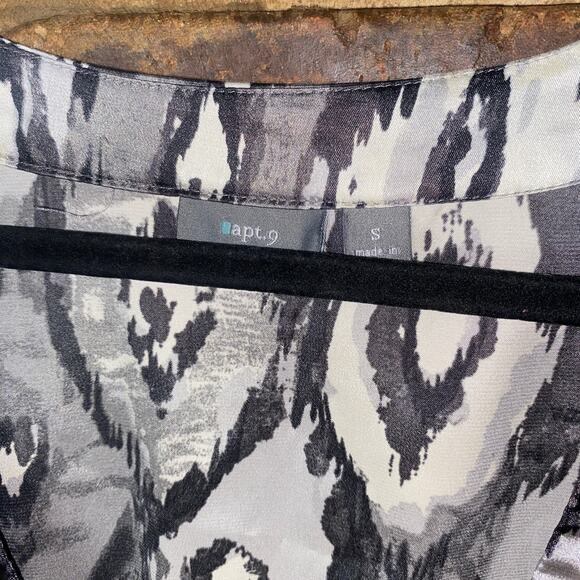 Apt. 9 Gray Black Printed Short Sleeve V-Neck Top Women's Size Small - Picture 4 of 6